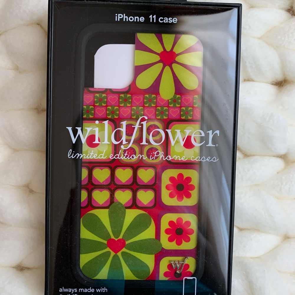 Never used IPhone 11/Xr wildflower case in pattern flower funk.